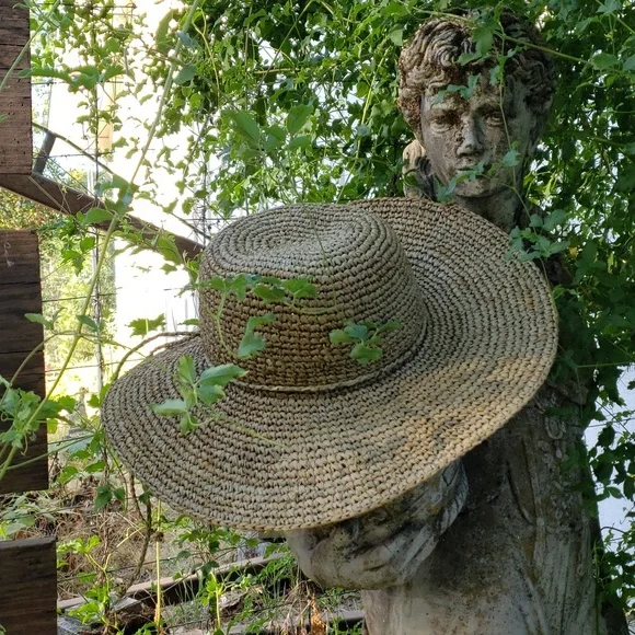 PETER GRIMM wide brim straw bucket Brimmed HAT with tassels. - Picture 7 of 12